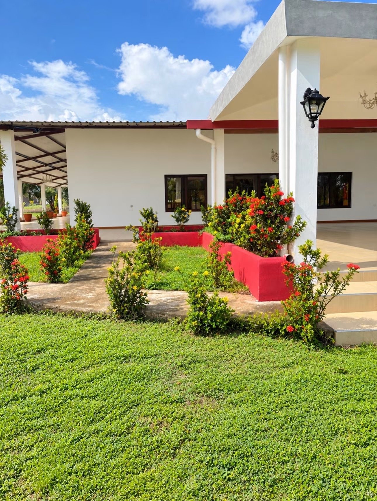 Jardín principal con árboles de sombra