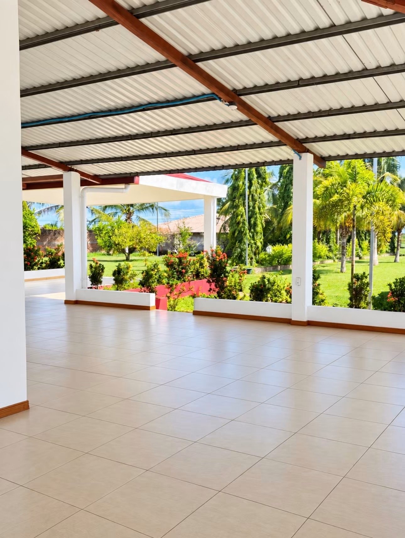Salón principal techado con vista al jardín